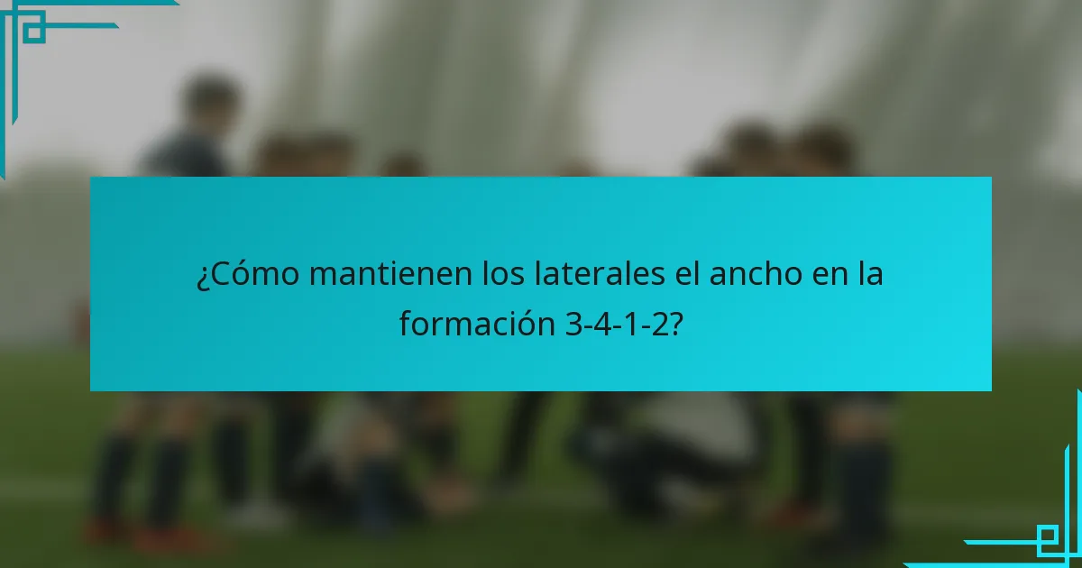 ¿Cómo mantienen los laterales el ancho en la formación 3-4-1-2?